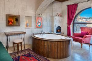 OrtahisarにあるMegaron Cave Hotel Cappadociaの広いバスルーム(バスタブ、椅子付) +43枚の写真