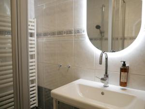 リューネブルクにあるStay Hygge - Zentrales Altstadt-Apartment in Lüneburg mit kostenfreiem Parkplatzの洗面台と鏡のあるバスルーム +39枚の写真