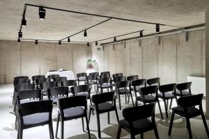 Cette chambre comprend une table et des chaises noires. dans l'établissement La Maison, 