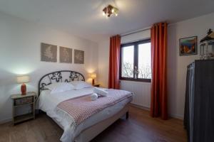 Ένα ή περισσότερα κρεβάτια σε δωμάτιο στο Les charmes du lac +2 φωτογραφίες