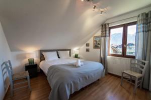 Ένα ή περισσότερα κρεβάτια σε δωμάτιο στο Les charmes du lac