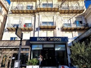un signe de citation de l'hôtel devant un bâtiment dans l'établissement Hotel Carlton Nice, à Nice