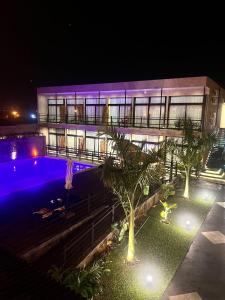 a building with a swimming pool at night at Paraiso Natural Apart Hotel Iguazu in Puerto Iguazú