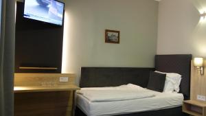 Łóżko lub łóżka w pokoju w obiekcie Pension Falconi