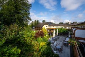 una vista aérea de un patio con mesas y sillas en Waldhotel Kurfürst, en Kaisersesch