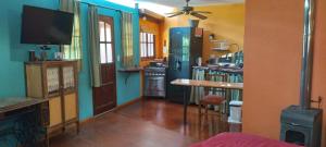 a kitchen with old fashioned appliances in a room at Monoambiente Elegante in Los Hornillos