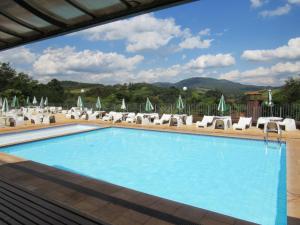 - une piscine dans un complexe avec des chaises longues dans l'établissement Hotel Cabreúva Resort, à Cabreúva