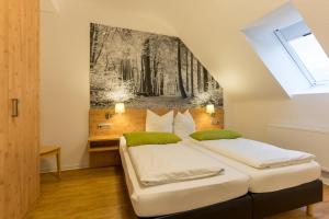 una camera da letto con un letto e un dipinto sul muro di 2 Raum Wohnung Superior a Schulenberg im Oberharz