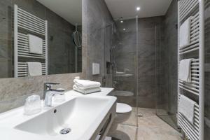 bagno con lavandino, doccia e servizi igienici di 2 Raum Wohnung Superior a Schulenberg im Oberharz