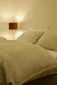 En eller flere senge i et værelse på B&B de Fruithof