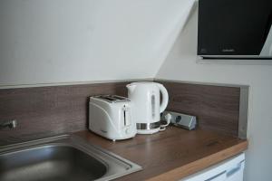 um balcão de cozinha com um lavatório e uma torradeira em La Médiévale, studio dans la vieille ville - n°7 em Saint-Valery-sur-Somme