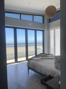 華維斯灣的住宿－Seadrive，一间卧室配有一张床,享有海滩美景