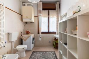 uma pequena casa de banho com WC e lavatório em “Casa Moderna con parcheggio privato” em Imola