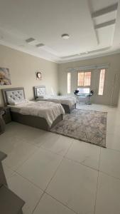 شقة الشوقية في مكة المكرمة: غرفة نوم كبيرة بسريرين وطاولة
