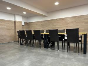 una sala da pranzo con tavolo e sedie nere di Widokowa Chata Jaworzynka a Istebna