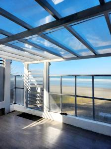 balkon z widokiem na ocean w obiekcie CASA DE LEON Private Beach House w mieście Candon