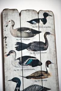 a picture of several birds on a wall at Hôtel Particulier - La Chamoiserie in Niort