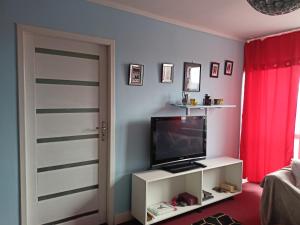 sala de estar con TV y puerta en - PANORAMA -, en Sopot