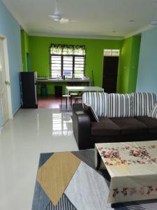 uma sala de estar com um sofá e uma mesa em Makmur Homestay Marang em Marang