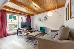 a living room with a couch and a table at Green-Apartments Mansión Blue Catedral in Seville