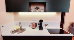 Una cocina o kitchenette en A+ Budapest Downtown Apartments Akácfa