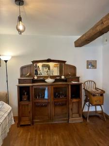 een houten kast met een wastafel in een kamer bij Charmante maison de caractère à 2Km de Redu in Libin