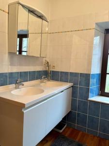 een badkamer met 2 wastafels en een spiegel bij Charmante maison de caractère à 2Km de Redu in Libin