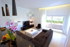 - un salon avec un canapé et une table dans l'établissement Exquisite Villa Near Beach - Heated Pool, à Marbella