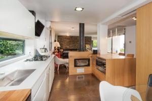 Kuchyň nebo kuchyňský kout v ubytování R144 Villa Sea view for 6 people