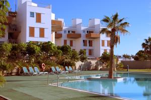 Bazén v ubytování Sunny Duplex Los Martines nebo v jeho okolí