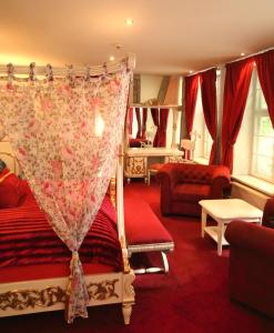 um quarto com uma cama com uma cortina em Hotel Denkmal 13 Rostock - Kaufmannshaus Krahnstöver em Rostock