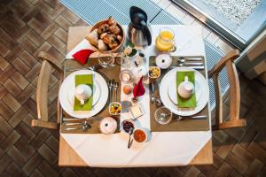 an overhead view of a table with plates of food at B&B De Meren in Aarschot