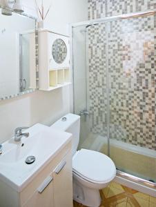 een badkamer met een toilet en een glazen douche bij Apartamentos Caleiro 4P - Vilanova de Arousa in Villanueva de Arosa