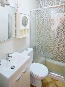 a bathroom with a toilet and a glass shower at Apartamentos Caleiro 4P - Vilanova de Arousa in Villanueva de Arosa