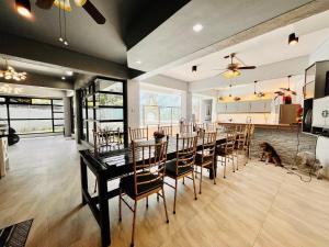 cocina y comedor con mesa y sillas en 8 Flags Private House and Hot Spring Pool, en Los Baños