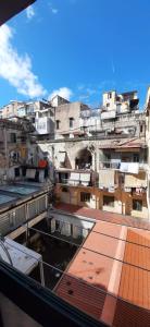 - une vue depuis le toit d'un bâtiment dans l'établissement Partenope Magica, à Naples