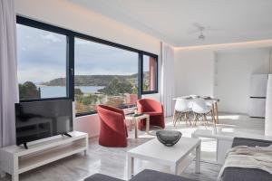En sittgrupp på Augoustos ECO luxury apartments