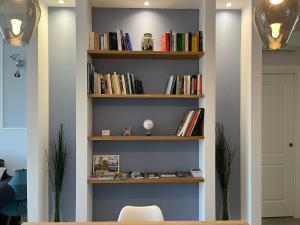 una estantería llena de libros en una habitación en Il Giglio di Mare, la spiaggia a un passo da te, en Pescara