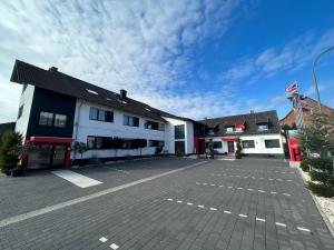 Hotel Hasselberg في كايزرسلاوترن: موقف فاضي امام مبنى ابيض