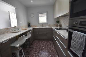 Η κουζίνα ή μικρή κουζίνα στο VillaVita Modern 3BR,Garden & BBQ, Walk to Beach +16 φωτογραφίες