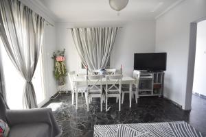 Μια τηλεόραση ή/και κέντρο ψυχαγωγίας στο VillaVita Modern 3BR,Garden & BBQ, Walk to Beach
