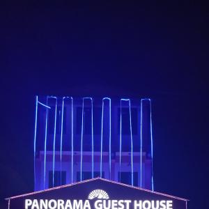 un objet bleu avec un panneau de la maison d'hôtes pantomima dans l'établissement Panorama Guest House, à Nagarkot
