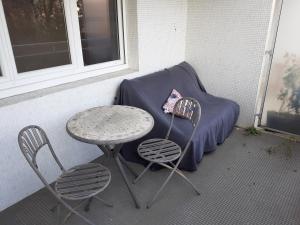 einen Tisch und zwei Stühle sowie einen Tisch und ein Sofa in der Unterkunft Appartement centre-ville Rennes in Rennes
