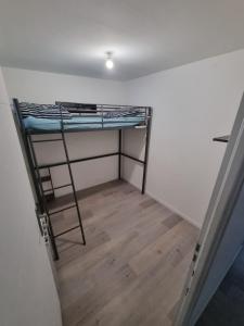 ein leeres Zimmer mit Etagenbett darin in der Unterkunft THELNA théo in Bray-Dunes