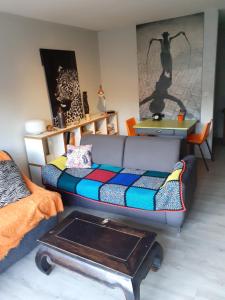 ein Wohnzimmer mit einem Sofa und einem Tisch in der Unterkunft Appartement centre-ville Rennes in Rennes