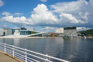 vista su un grande bacino idrico con edifici di Magnificent Modern Apartment — Gamle Oslo/ Bjørvika a Oslo