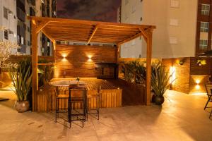 um pátio com um bar com mesa e cadeiras em Hotel Sibara SPA & Convenções em Balneário Camboriú