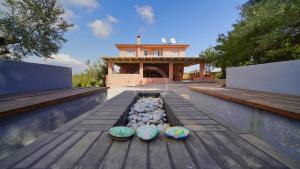 Κήπος έξω από το Olive Grove Rock Villa