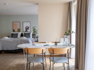 a dining room with a table and chairs and a bed at Schoenhouse Avenue in Berlin