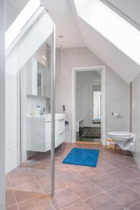 Ванная комната в Penthouse by Brosundet, Free Parking Space